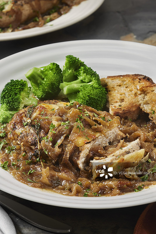 法式洋葱鸡肉搭配烤法式面包图片素材