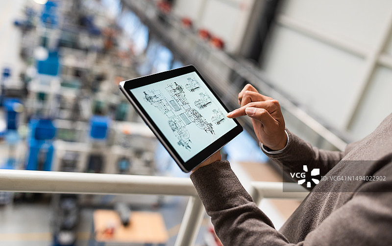 男工程师从上方监督生产过程图片素材