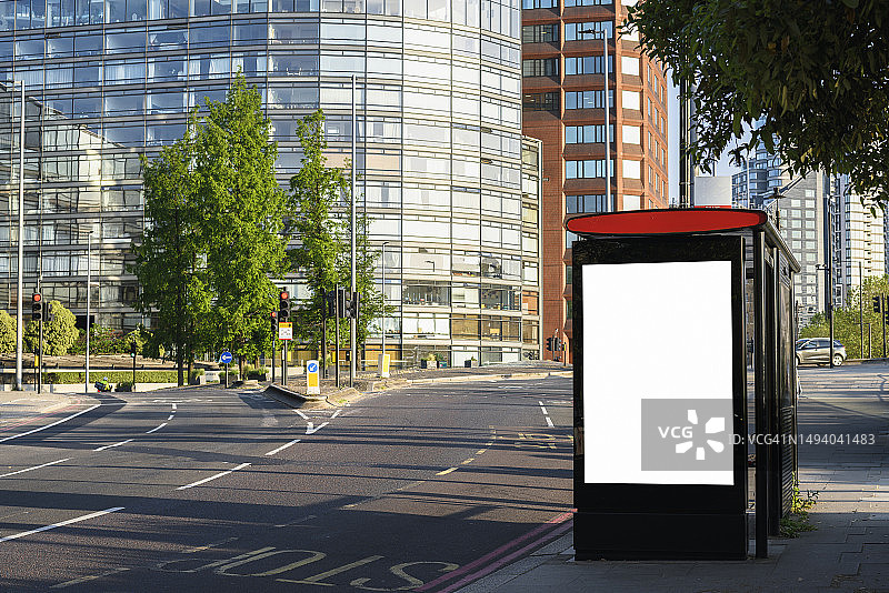 伦敦巴士站的空白数字广告牌图片素材