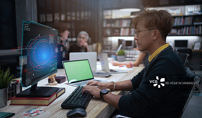 商务人士策划并分析营销数据图片素材