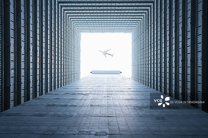 从下往上拍摄的香港建筑庭院上空的飞机图片素材