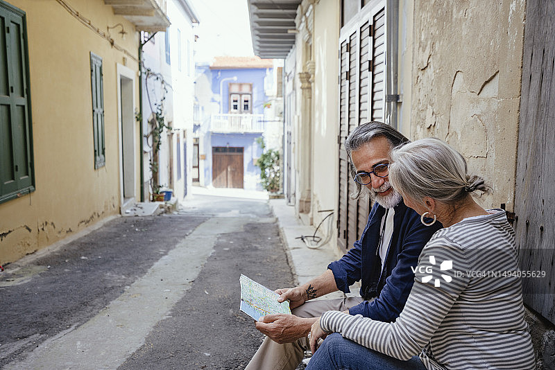 中年夫妇参观塞浦路斯莱夫卡拉古村图片素材