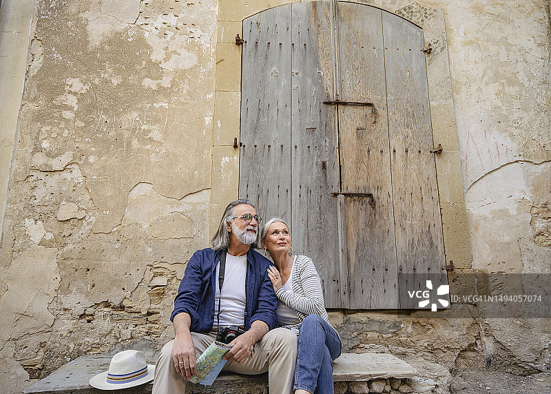 中年夫妇参观塞浦路斯莱夫卡拉古村图片素材