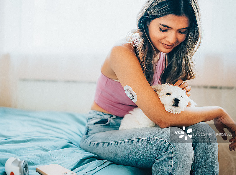 年轻女人患有1型糖尿病的一天。图片素材