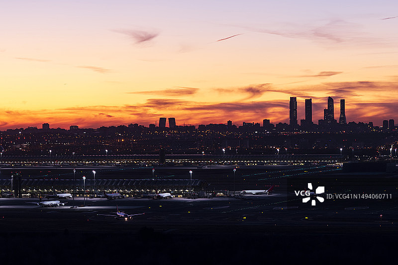 日落下的阿道弗·苏亚雷斯马德里-巴拉哈斯机场图片素材