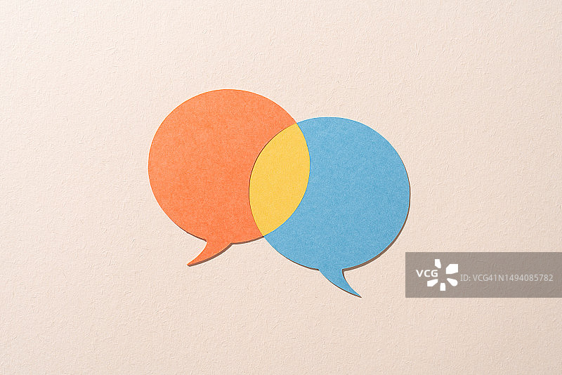 重叠的语音气泡达成共识，纸工艺图片素材