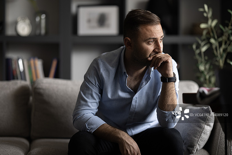 陷入沉思，情绪低落图片素材