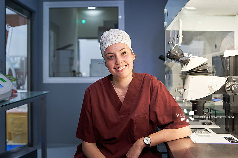 快乐的医生在生育诊所的实验室里图片素材