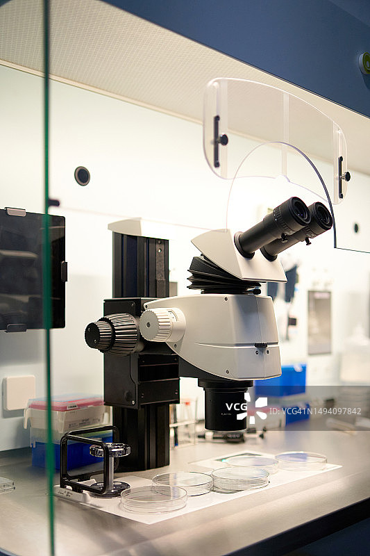 生育诊所实验室中的显微镜图片素材