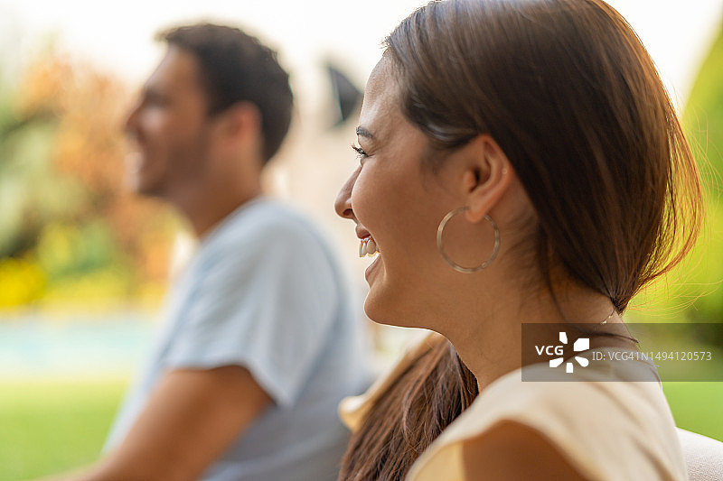 花园里和朋友们一起微笑的美丽女人图片素材