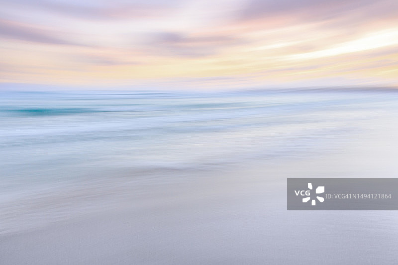 暴风雨云和海浪拍打在沙滩上图片素材