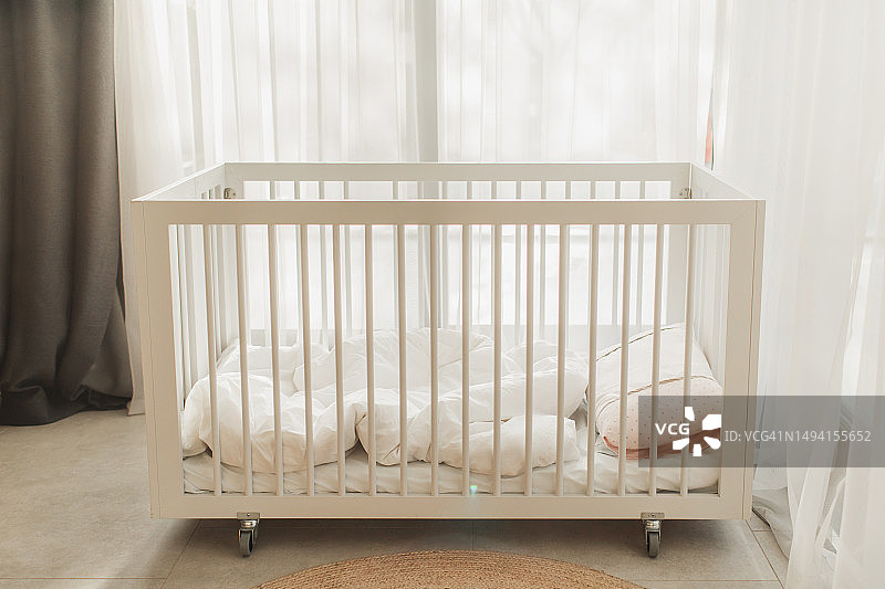 白色木制婴儿床图片素材
