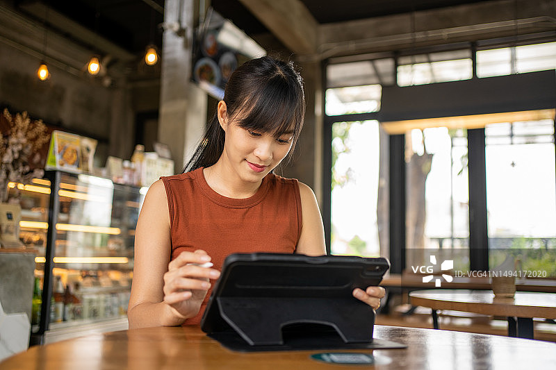 使用数位平板的亚洲自由职业者图片素材