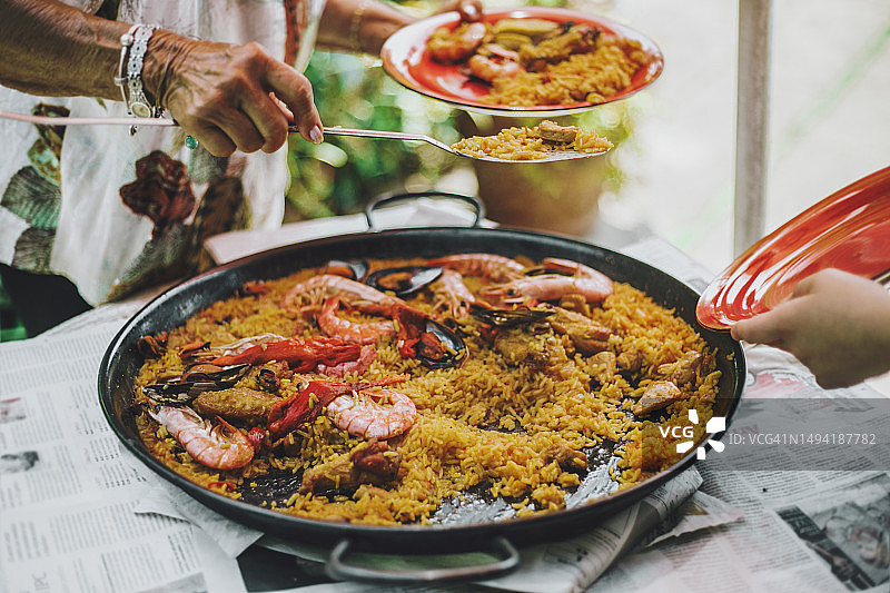 匿名人士在享用西班牙海鲜饭图片素材