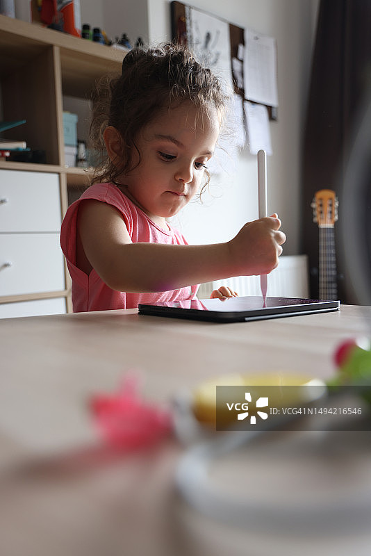 小女孩使用带数位笔的数位板图片素材
