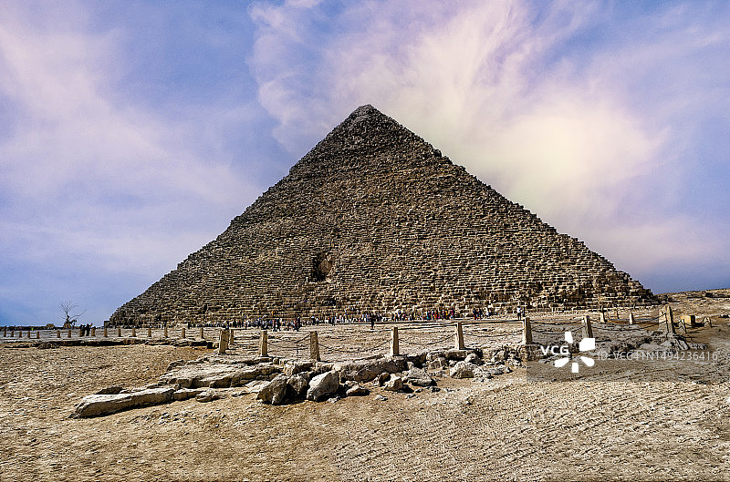 吉萨金字塔群的胡夫金字塔（大金字塔），埃及吉萨图片素材