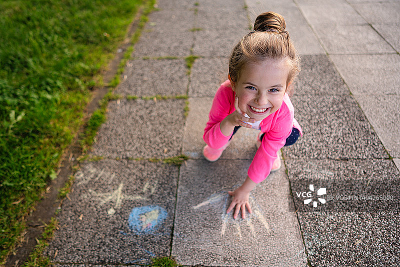 白人小女孩手绘粉笔画图片素材