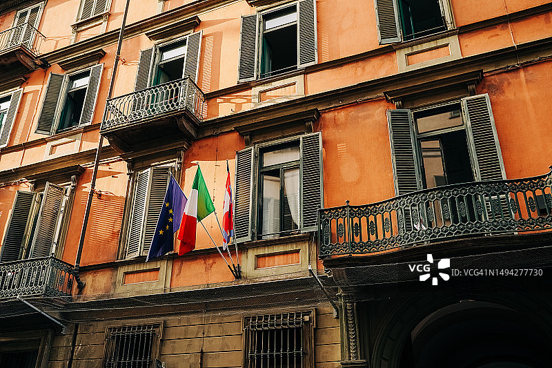 意大利都灵的橙色房屋外墙图片素材