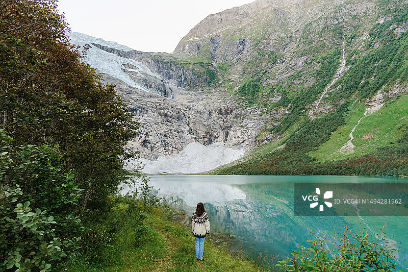 站在约斯特达尔冰川背景下的女人图片素材