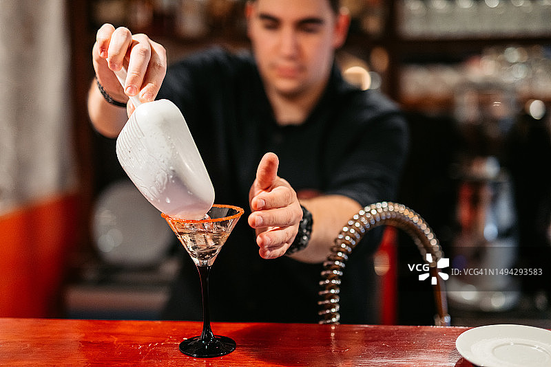 调酒师在吧台调制马提尼图片素材