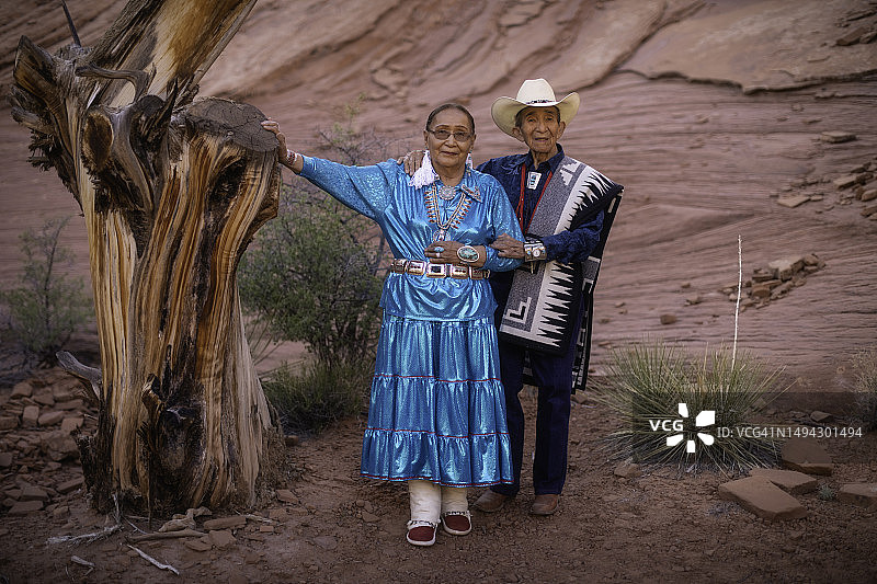 纪念碑谷的纳瓦霍族老年夫妇图片素材