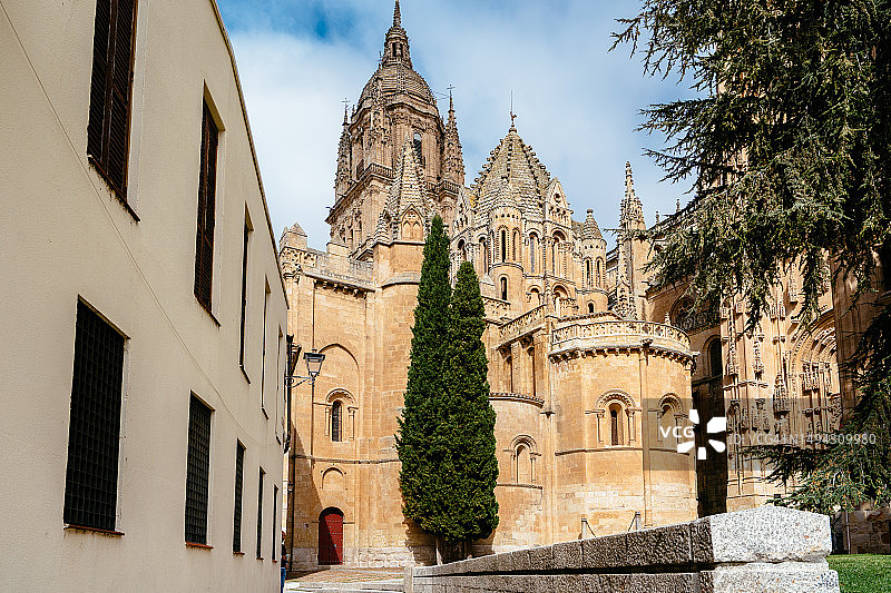 从奇科庭院看萨拉曼卡老主教座堂图片素材