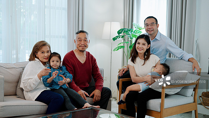 在大家庭中与年轻一代共度退休生活图片素材