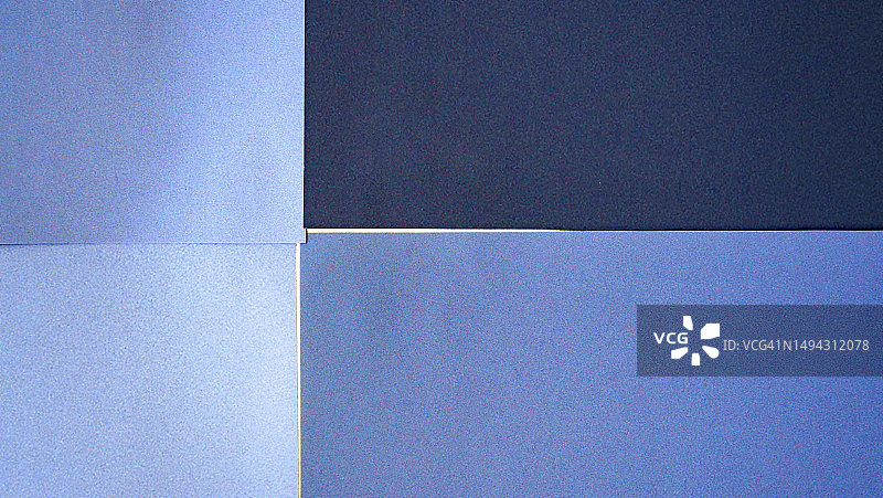 法国巴黎墙上并排的四张蓝色调海报特写图片素材