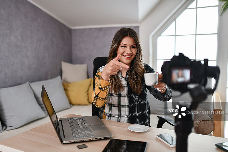 女视频博主展示她最喜欢的咖啡来开始新的一天图片素材