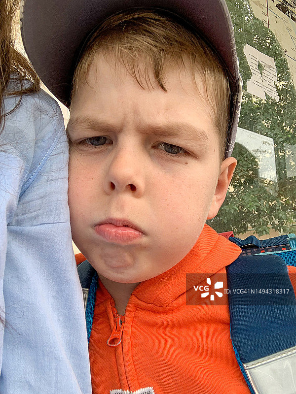 生气的9岁男孩愤怒地看着镜头图片素材