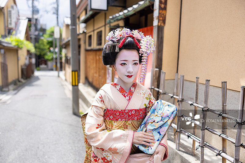 京都祇园的日本舞妓（见习艺妓）在街上行走图片素材