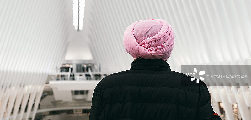 戴着头巾的穆斯林妇女的背影图片素材