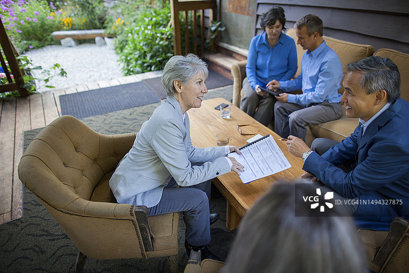 老年商务女性在公司的商务会议上与同事合作和讨论想法图片素材