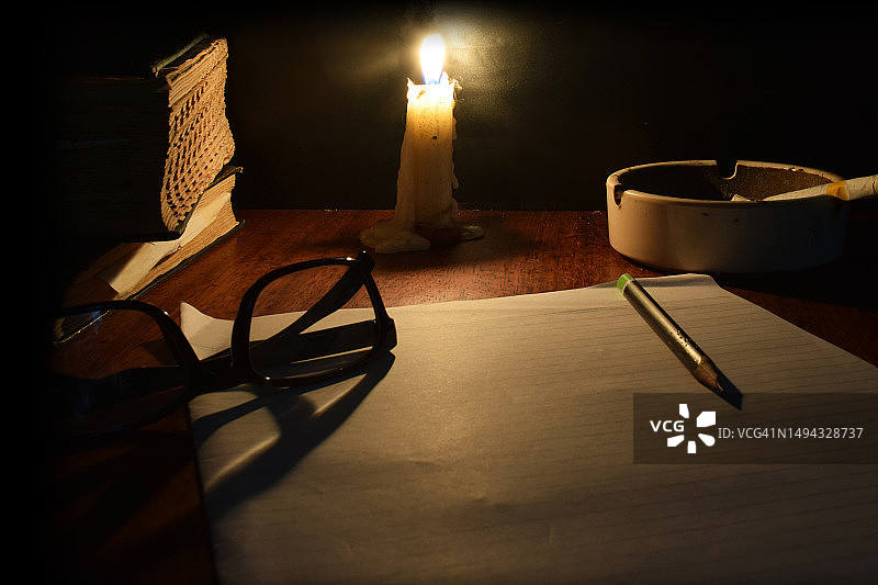 空白纸张和燃烧的蜡烛图片素材