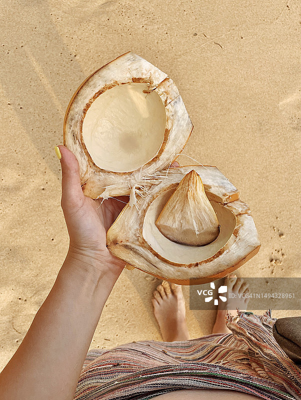 去皮椰子果肉，海滩背景图片素材