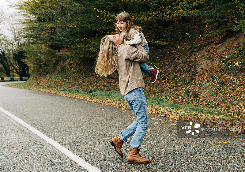俄罗斯索契快乐母亲女儿拥抱旋转图片素材