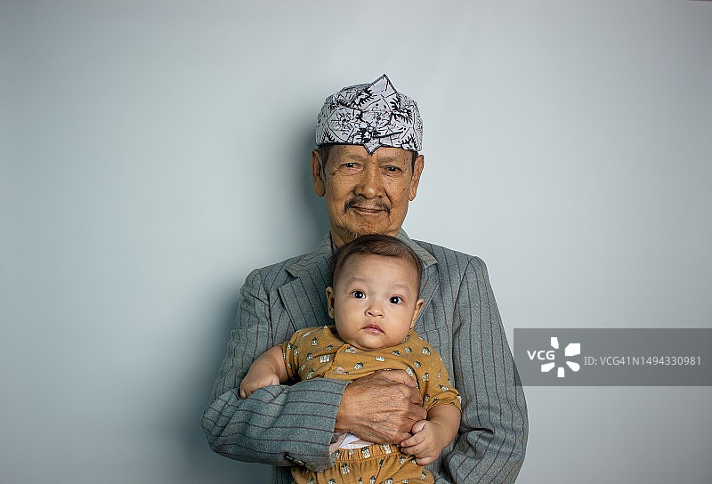 印度尼西亚，父亲用背带 carrying 婴儿的肖像图片素材