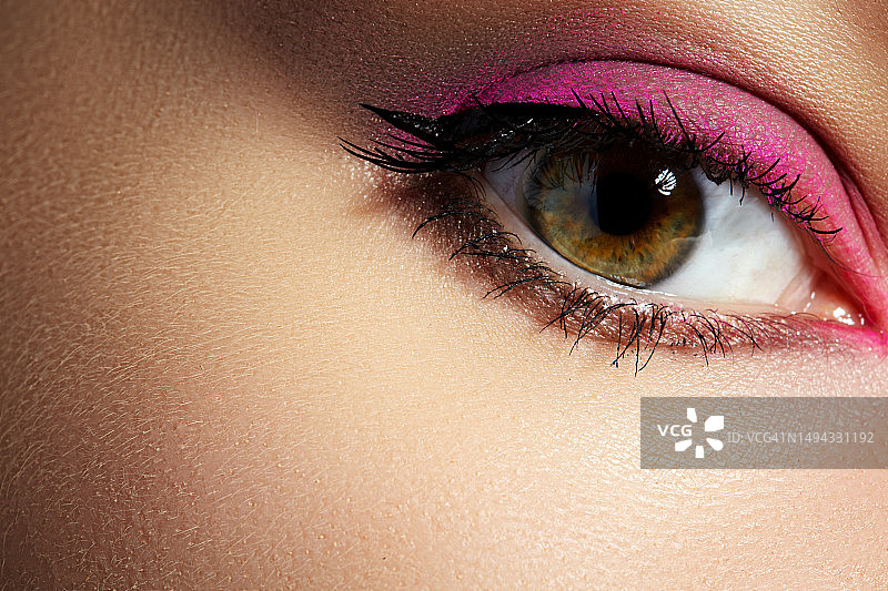 蓝色眼妆的女性面部微距特写图片素材