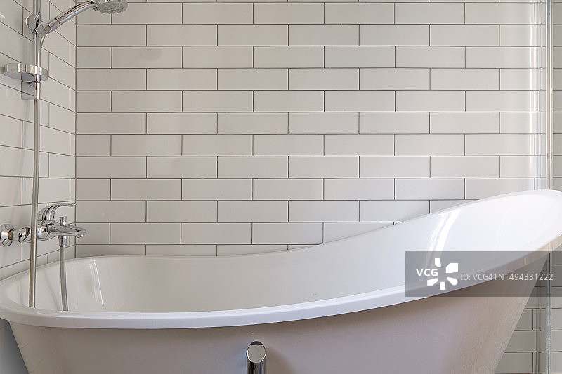 砖砌瓷砖背景浴室中的空浴缸图片素材