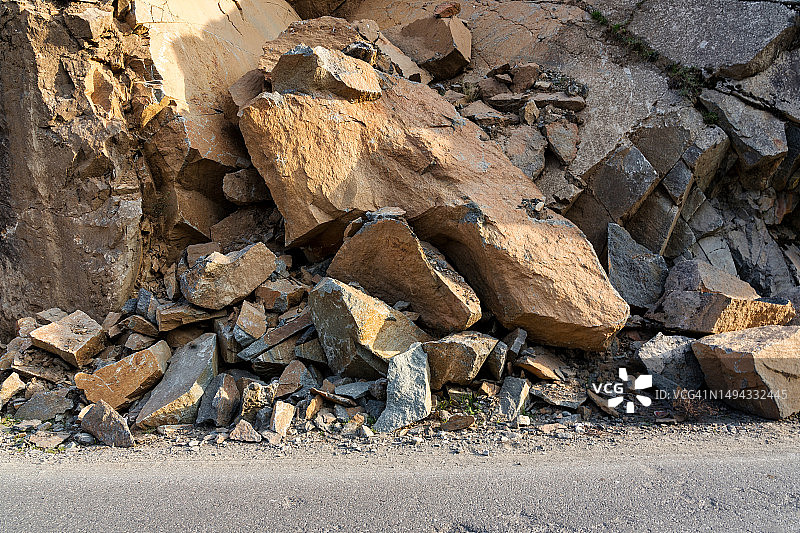 风暴期间道路上被岩石滑坡损坏图片素材