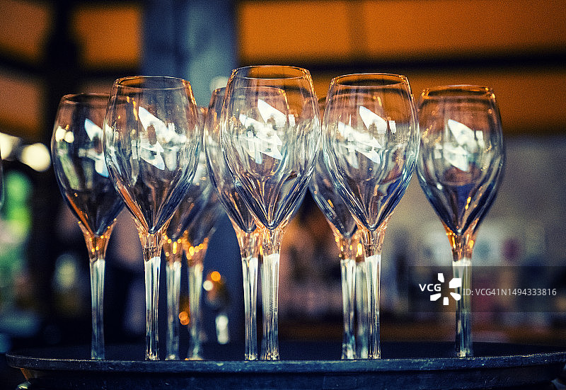 服务员托盘上的空酒杯图片素材