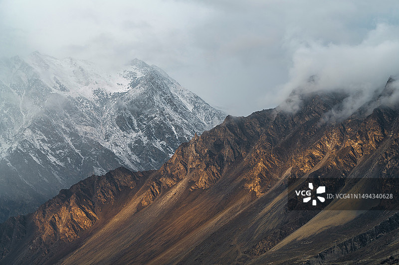巴基斯坦北部罕萨山谷秋景日出，喀喇昆仑山脉图片素材