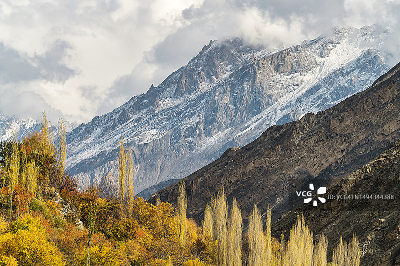 巴基斯坦罕萨山谷秋景，河流与喀喇昆仑山脉图片素材