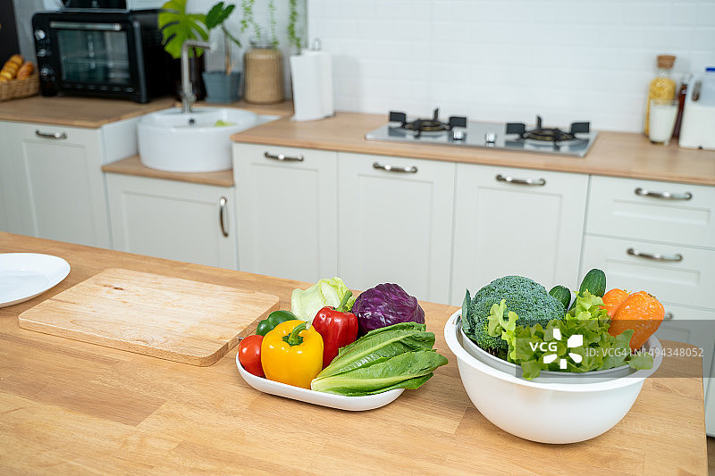 厨房里准备烹饪蔬菜沙拉和早餐的新鲜蔬菜图片素材