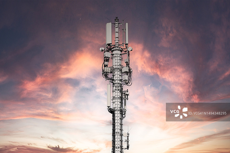 日落时分的手机信号塔图片素材