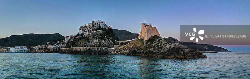 中世纪沿海瞭望塔“托雷特鲁利亚”鸟瞰图图片素材