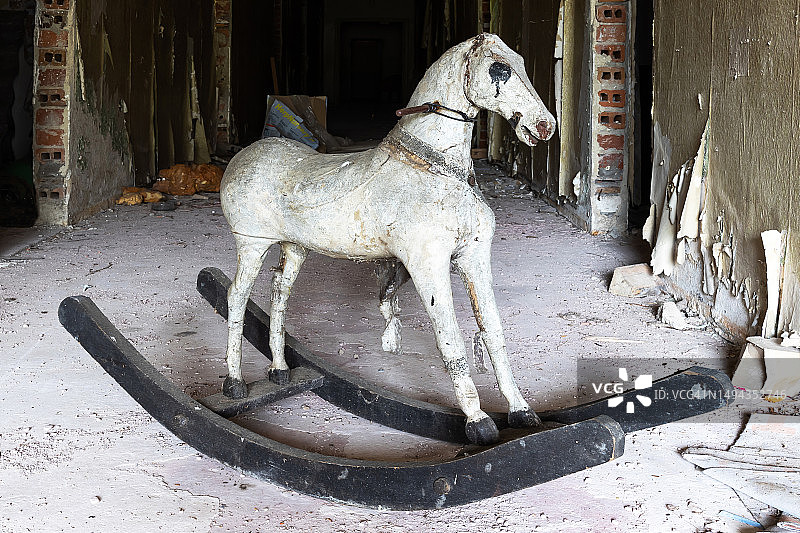 废弃建筑里的摇摇木马图片素材