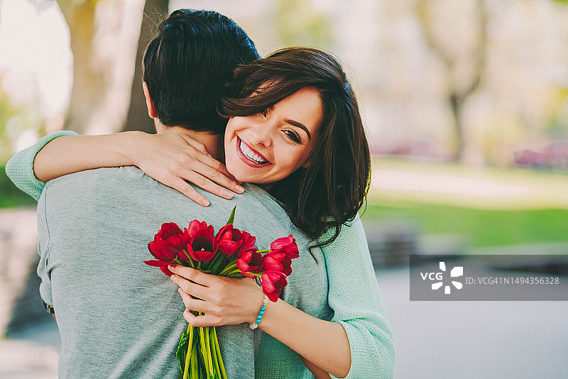 男子用郁金香花束给女友惊喜图片素材