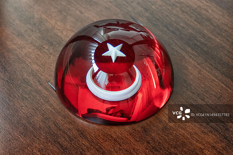 桌面上的地球仪镇纸图片素材