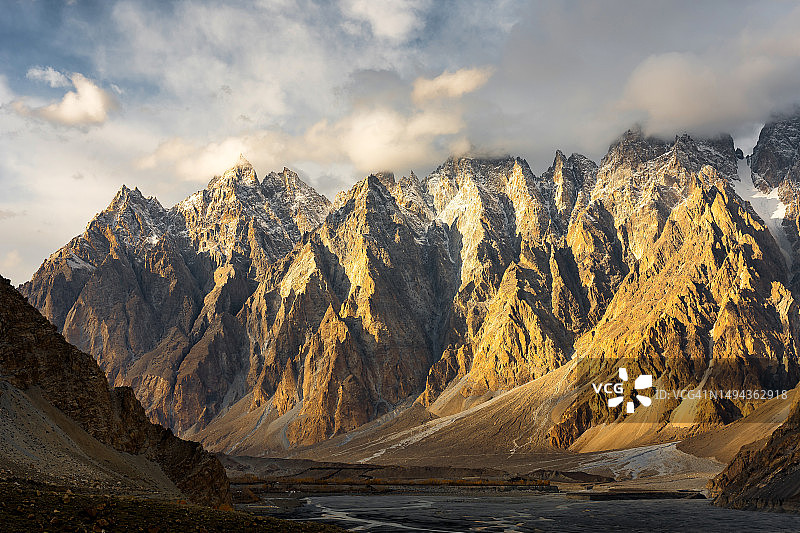 巴基斯坦北部吉尔吉特-巴尔蒂斯坦地区帕苏山谷喀喇昆仑山脉景观特写图片素材